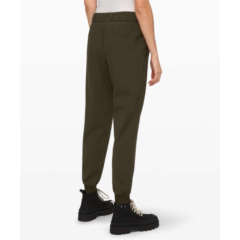 Lululemon On The Fly Jogger Luxtreme 25” in Dark Olive SZ 2 EUC - Picture 2 of 5